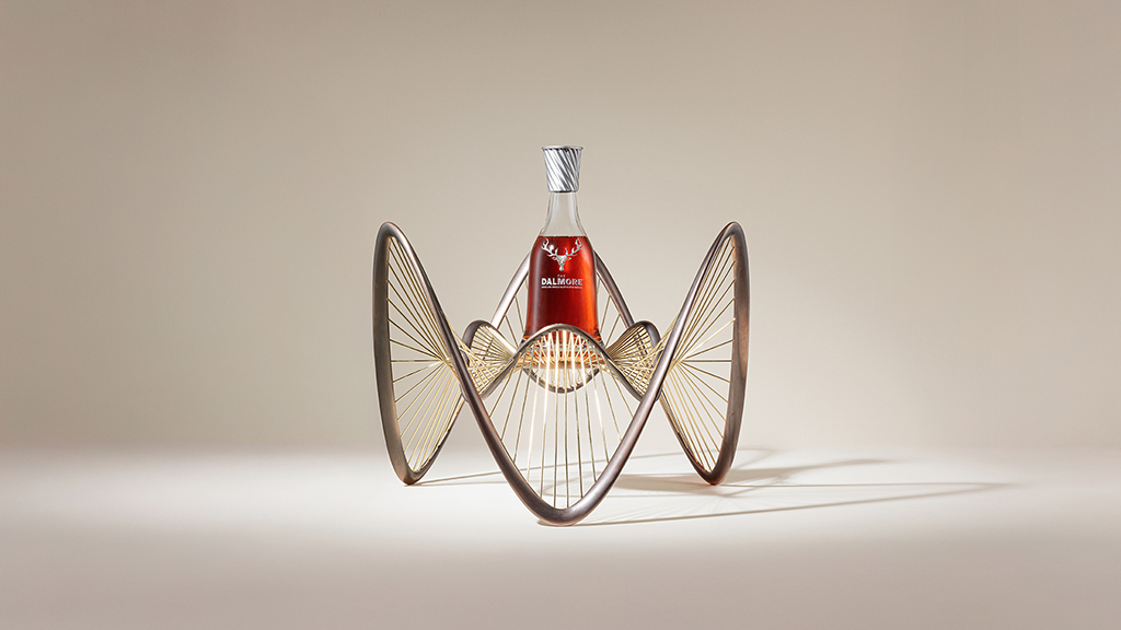 Ben Dobbins Skulptur für die The Dalmore Luminiary No.3: Sie steht ganz im Zeichen von kreativem Fluss und handwerklicher Präzision. Foto: Whyte&Mackay Ltd.