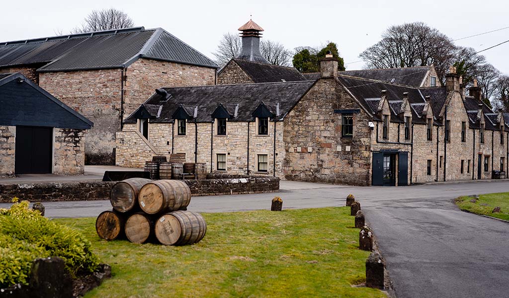 Die Dalmore Distillery in den Nordschottischen Highlands. Derzeit wird der Gebäudekomplex erweitert, erwartete Eröffnung 2026. Foto: Whyte&Mackay Ltd.