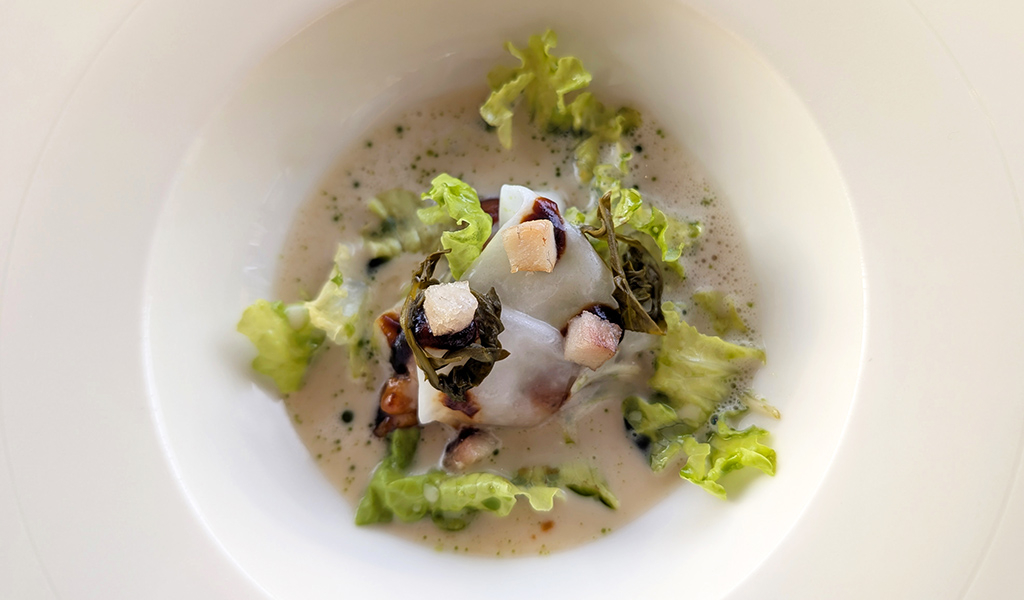 Kalbsbries mit herzhaften BBQ-Noten und Räucheraal. Foto: Carola Faber