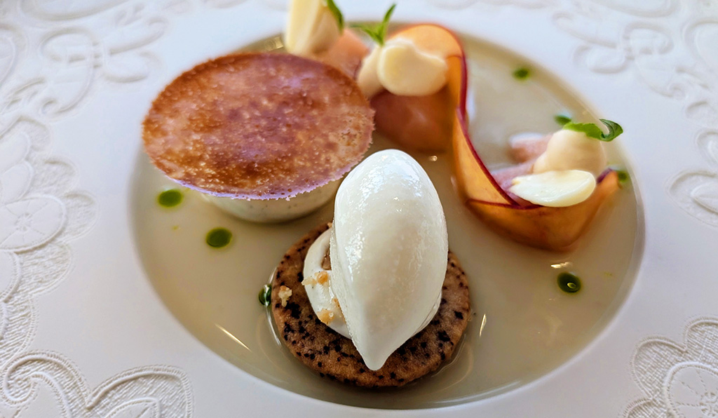 Dessert: reifer Pfirsich trifft auf Holunder. Foto: Carola Faber