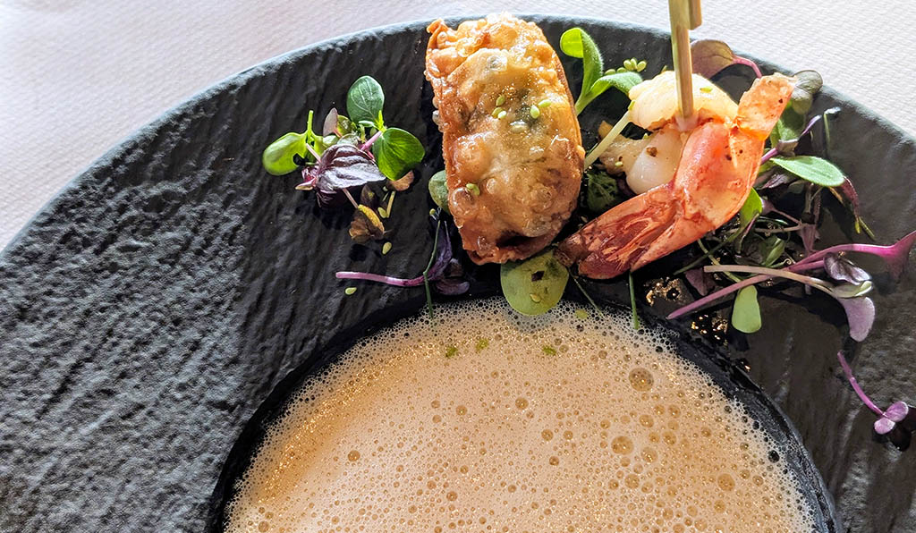 Blumenkohlsuppe und knusprig gebackene Garnele. Foto: Carola Faber