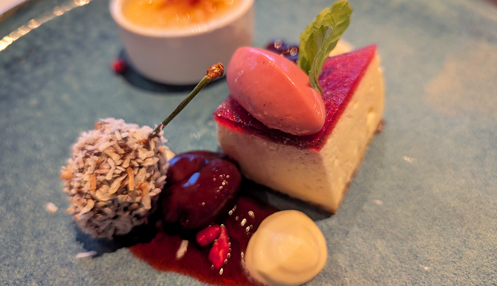 Dessert: Kirsche, Tonkabohne und Kokosnuss. Foto: Carola Faber