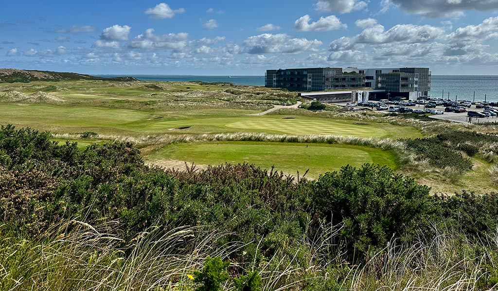 Budersand: Der Golfplatz liegt direkt am Hotel. Foto: Wolfgang Scheffler