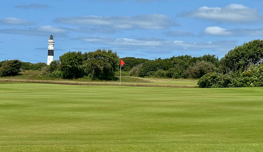 Golfclub Sylt: Golf mit Blick auf den Leuchtturm. Foto: Wolfgang Scheffler