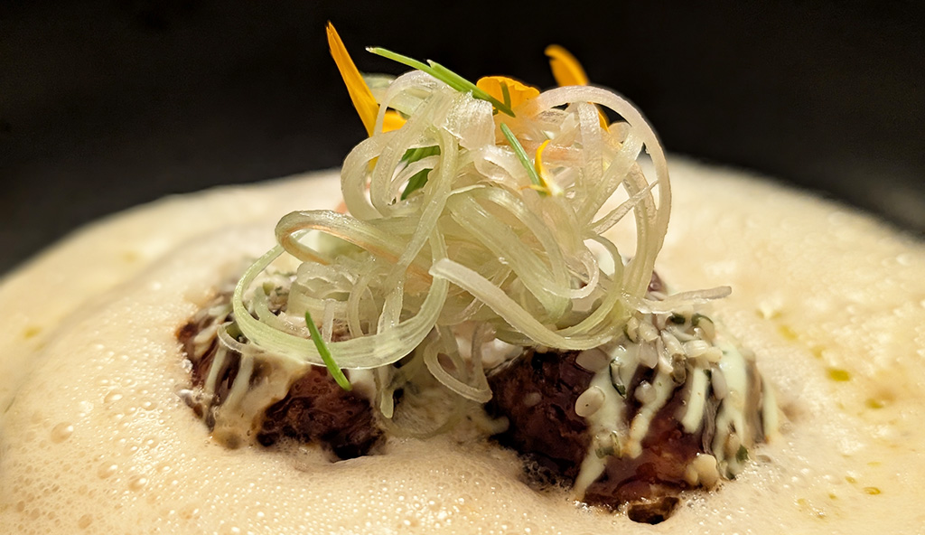 Kalbsbries trifft auf Rhabarber-Lack, Selleriecreme und fermentierten Knoblauchschaum. Foto: Carola Faber