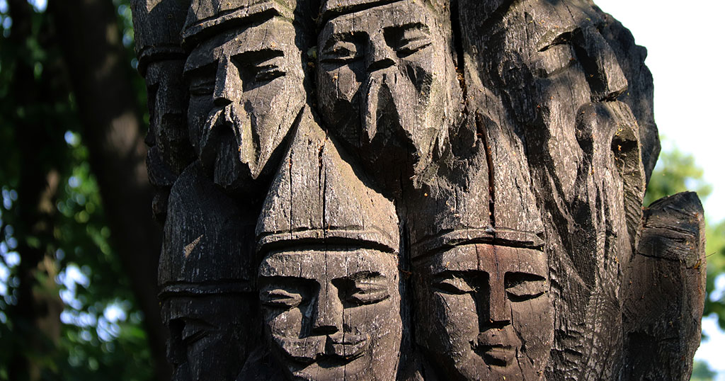 Geschnitzte Holzgroßskulpturen. Foto: Ellen Spielmann