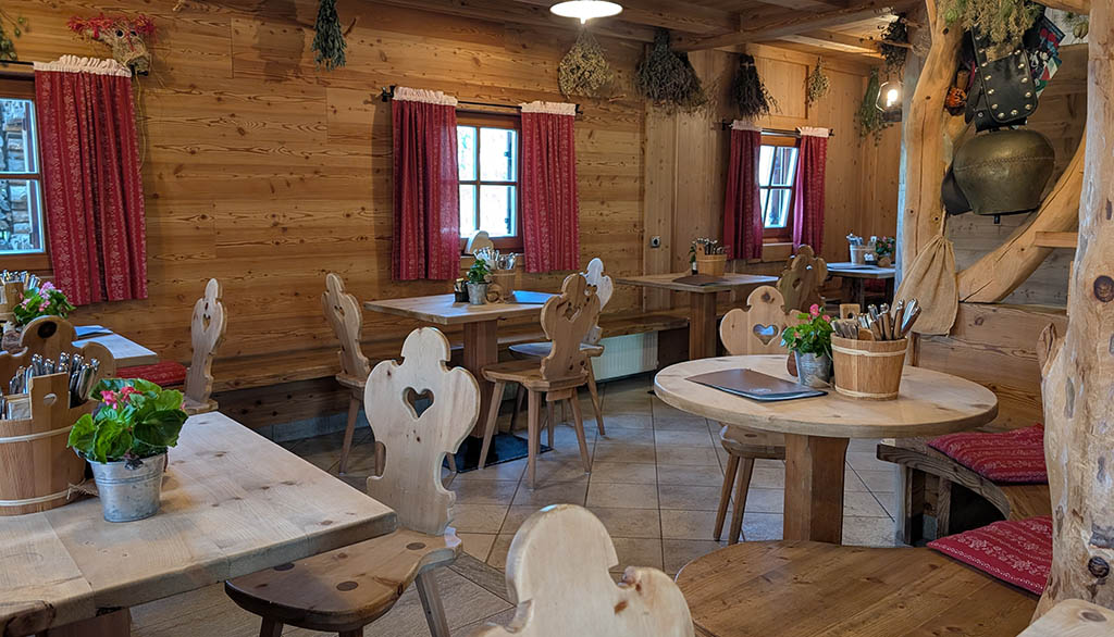 Im Gastraum der Gostner Schwaige. Foto: Carola Faber