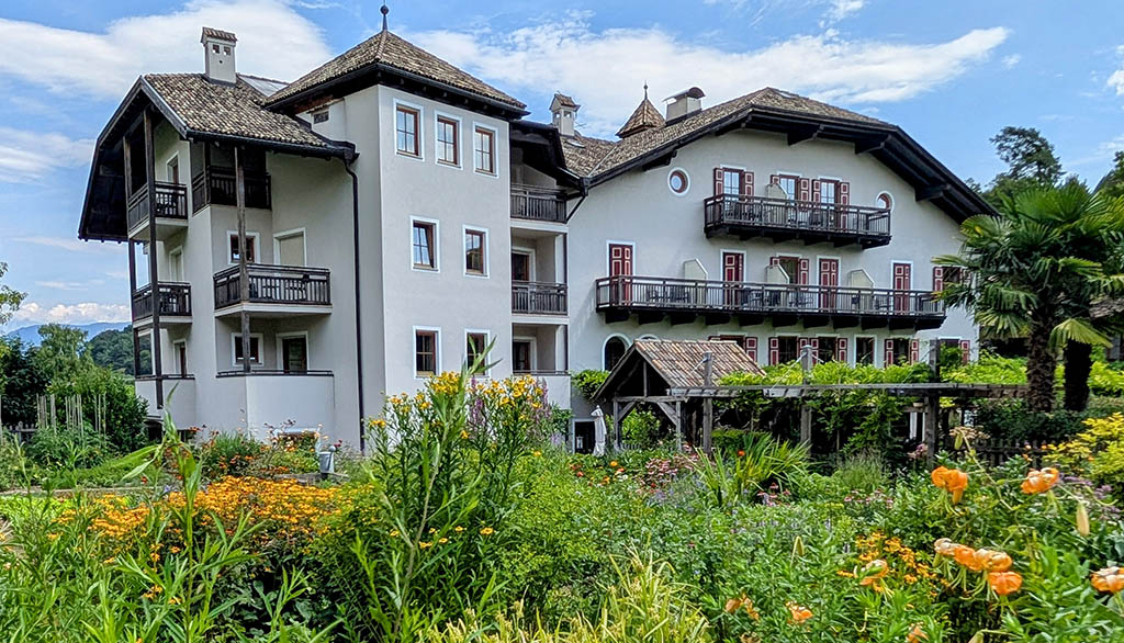 Der Stroblhof: Lage inmitten der Natur. Foto: Carola Faber