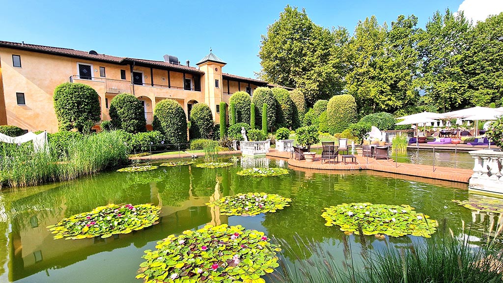 Mediterrane Leichtigkeit erfüllt den Moment, während der Blick über den üppigen Garten mit seinem glitzernden Seerosenteich und den anmutigen Kois schweift Foto: Andreas Bienert