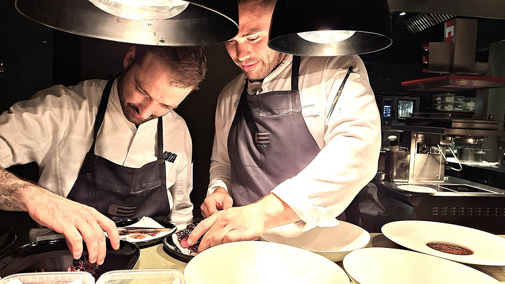 Mit Pinzette und höchster Präzision zaubert Reto Brändli Kunstwerke auf den Teller – jedes Detail ein Statement seiner Leidenschaft. Foto: Birgit Werner
