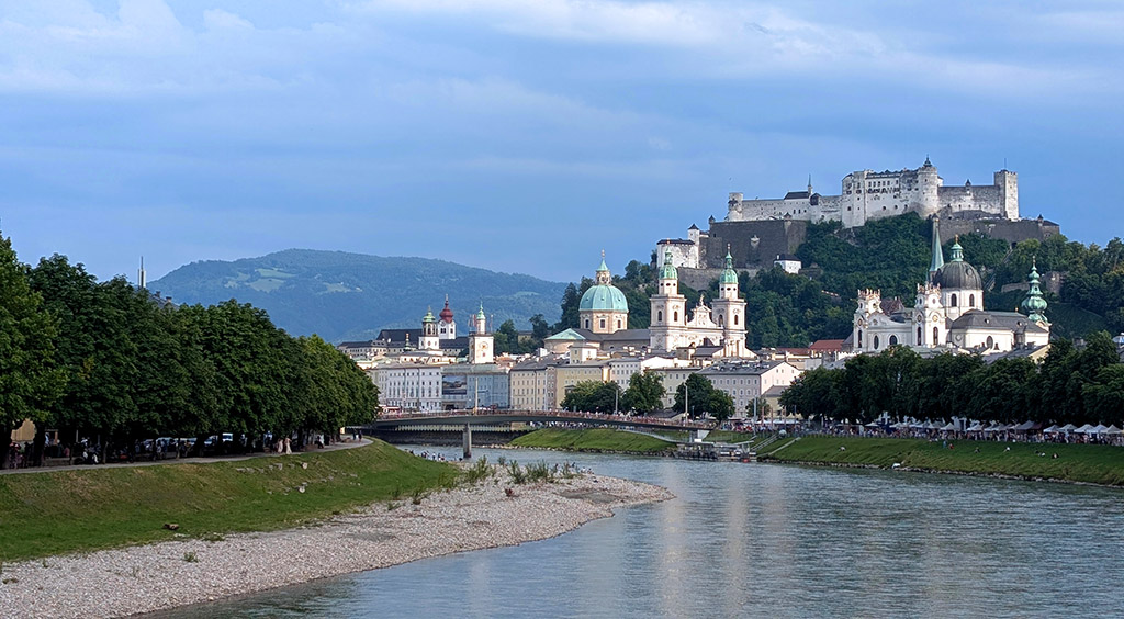Startpunkt der Radreise: Salzburg, mit der Festung Hohensalzburg. Foto: Carola Faber