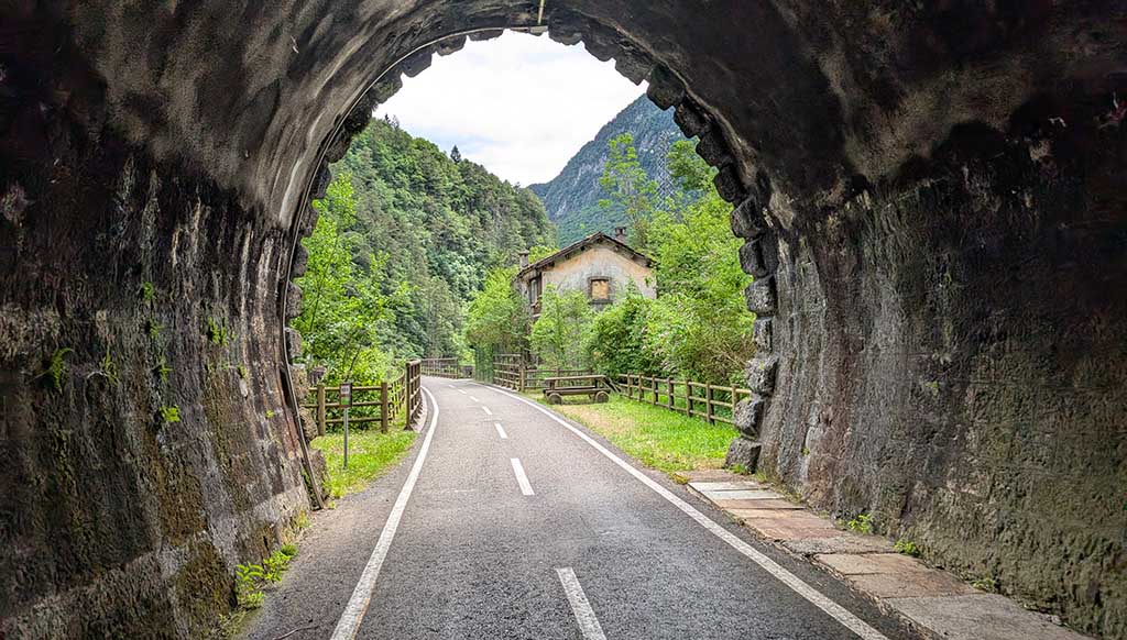 Auf dem Alpe-Adria-Radweg durchquert man auch den einen oder anderen Tunnel. Foto: Carola Faber