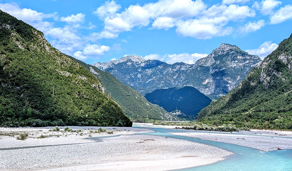 Der Weg liefert schöne Einblicke in die umliegende Natur. Foto: Carola Faber