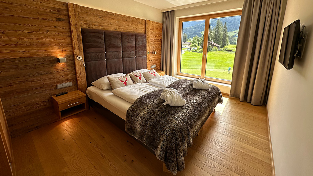 Das Resort bietet modern-traditionelle Zimmer. Foto: Helma Scheffler