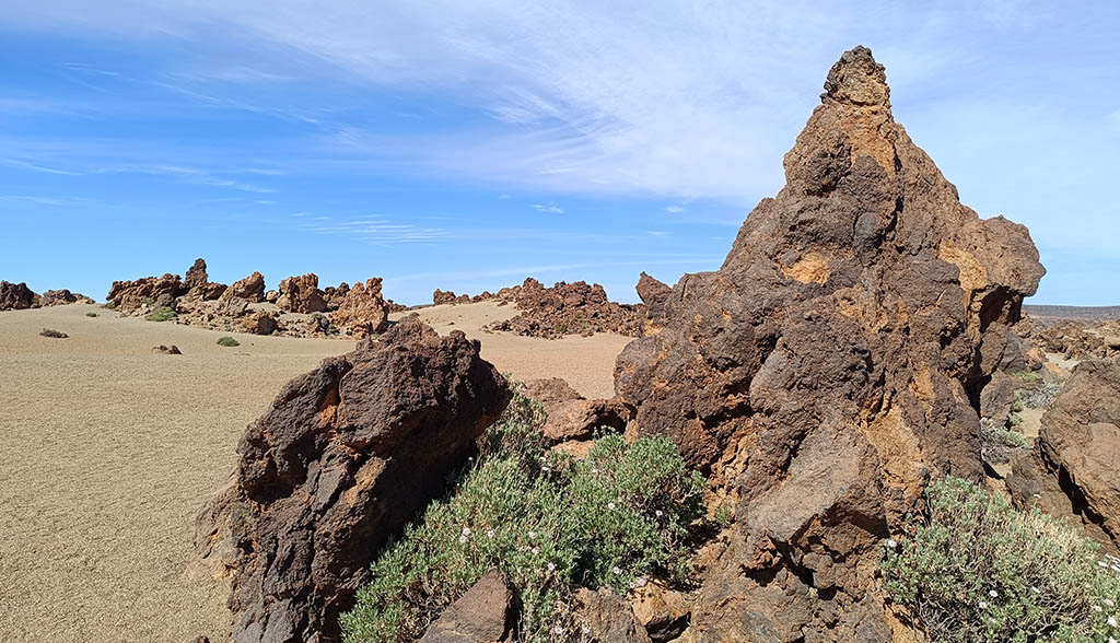 Felsformationen auf dem Teide lassen die Landschaft surreal aussehen. Foto: Michael Schabacker