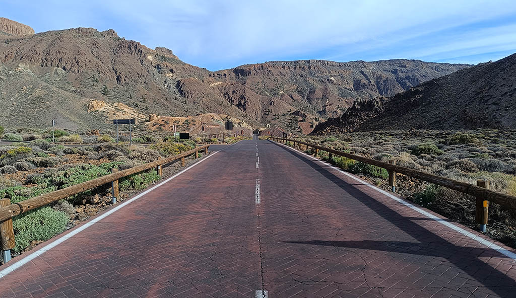 Kilometerlang führt diese Straße hinauf in Richtung Teide... Foto: Michael Schabacker