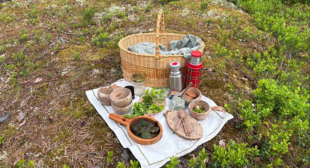 Ein Villipihlaja-Überraschung-Picknick: Aromatisch und überraschend wohlschmeckend – kleine Snacks aus puren Waldzutaten. Foto: Uta Petersen