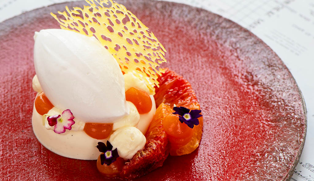 Das Dessert: Blutorangen-Joghurt-Parfait mit Kokossorbet von Henry Tikkkanen. Foto: Serlachius Sampo Linkoneva