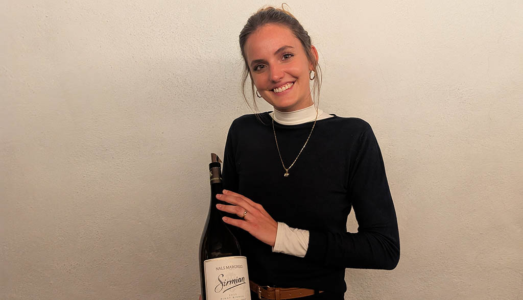 Sarah Zeni von der Vinothek Nals Margreid mit einer Mangumflasche vom Pino Bianco. Foto: Carola Faber