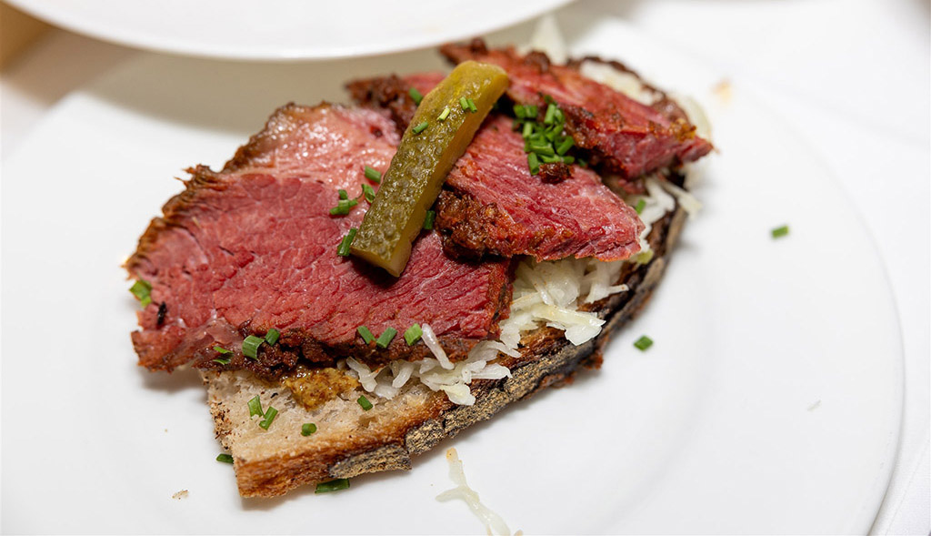 Deftig und schmackhaft: Pastramibrot im Severin*s Resort & Spa. Foto: Axel Steinbach