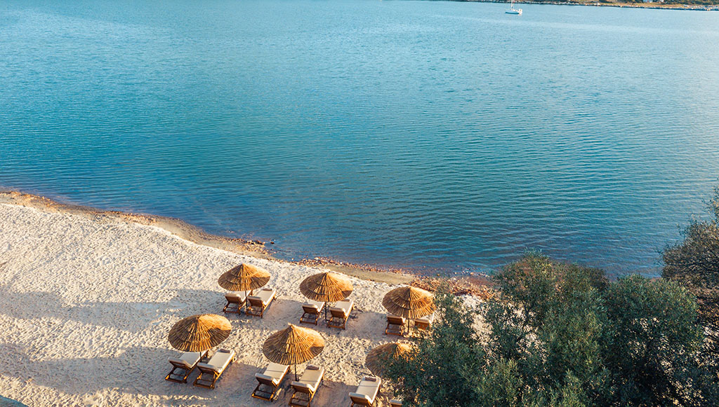 Der Strand des Hotels lädt ein in das türkisblaue Wasser zu springen. Foto: Bayou Villas Anda