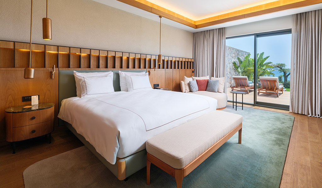 Schlafzimmer in einer Villa mit direktem Zugang zur Terrasse und dem Pool. Foto: Bayou Villas Anda