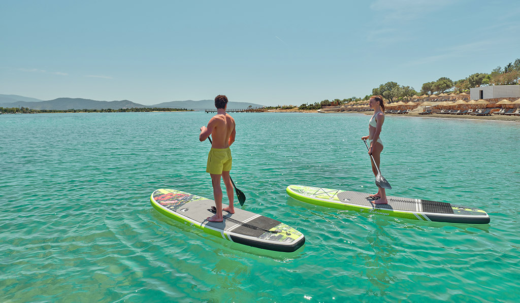 Auch im Hotel lassen sich diverse Sportarten wie Stand-up-Paddling ausüben. Foto: Bayou Villas Anda