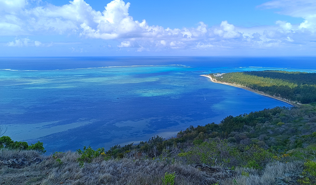 Ausblick von einem Aussichtspunkt des Le Morne Brabant, etwa auf halbem Weg zum Gipfel. Foto: Michael Schabacker