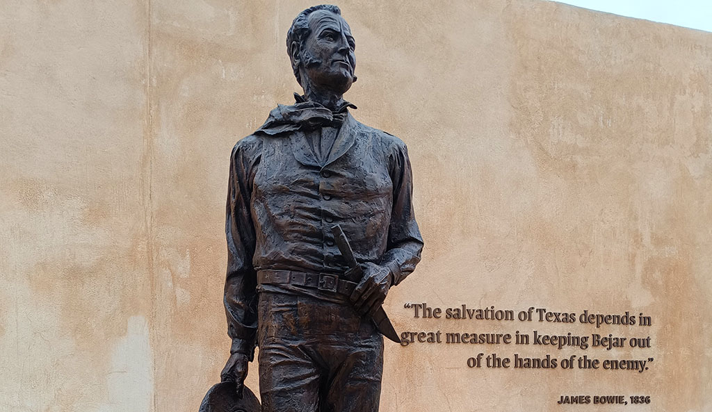 Statue von James Bowie in der Nähe der Mission. Foto: Michael Schabacker