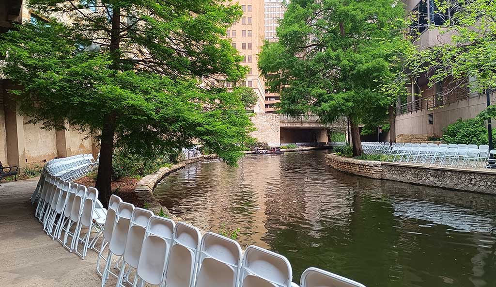 Entlang des Flusses werden bereits Tage vorher Stühle für die Besucher aufgestellt. Foto: Michael Schabacker