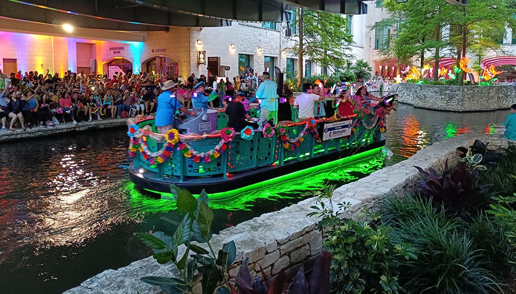 Bis zu 250.000 Besucher kommen alljährlich nach San Antonio zur Parade. Foto: Michael Schabacker