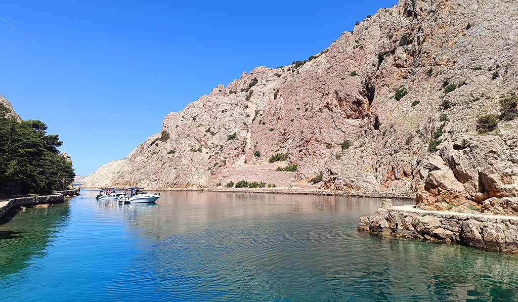 Die Insel hat unzählige Buchten. Foto: Michael Schabacker