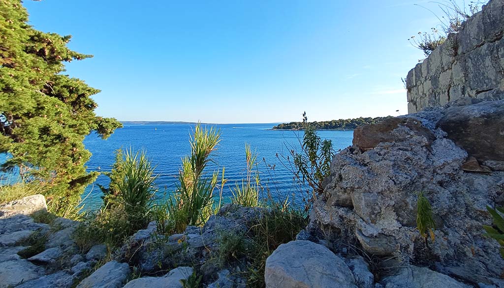 Blick auf das Meer von alten Befestigungsmauern aus vergangenen Zeiten. Foto: Michael Schabacker