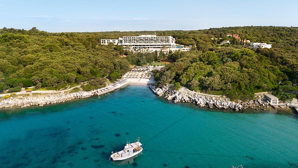 Das Arba Resort mit der vorgelagerten Bucht. Foto: Valamar