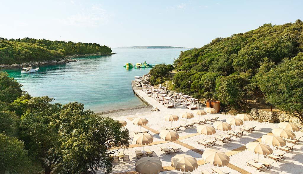 Der Strand des Arba Resort: kostenfreie Sonnenliegen und Handtuchservice inklusive. Foto: Valamar