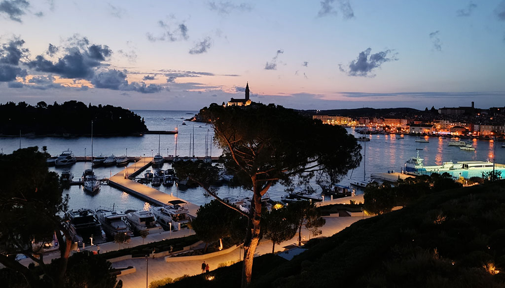 In den Abendstunden: Ausblick auf Rovinj vom Restaurant Cap Aureo. Foto: Michael Schabacker