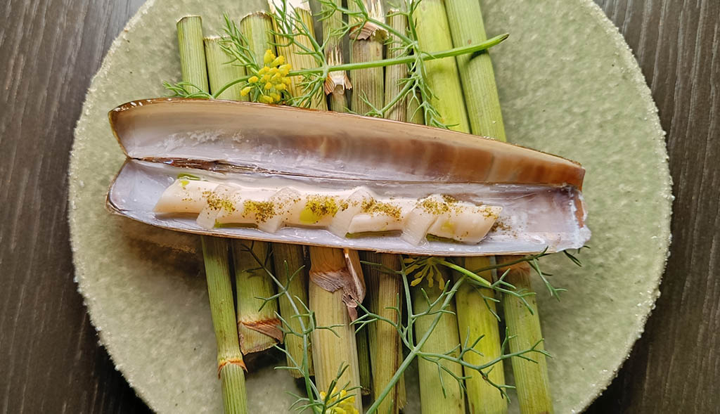 Muschel, präsentiert auf Bambusstäbchen. Foto: Michael Schabacker