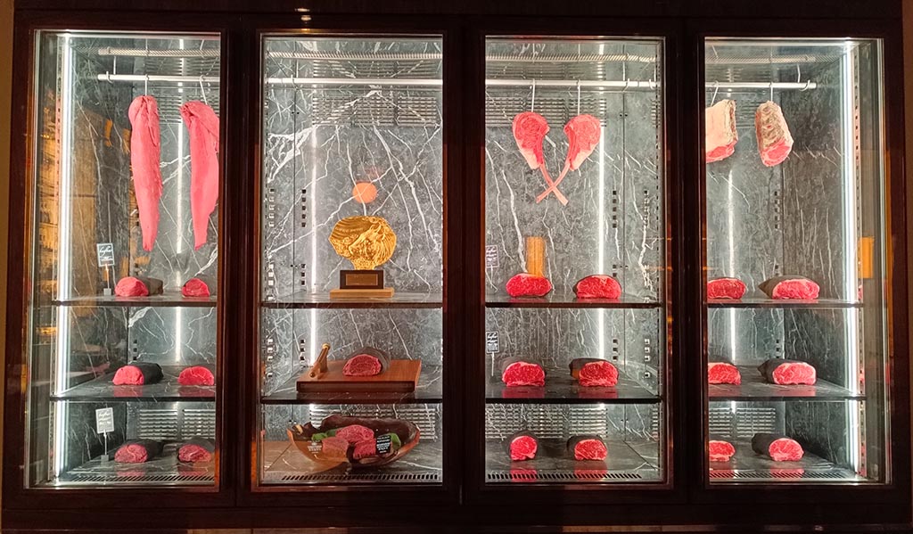 Verschiedene Fleischsorten werden in der Beefbar schon im Eingangsbereich präsentiert. Foto: Michael Schabacker