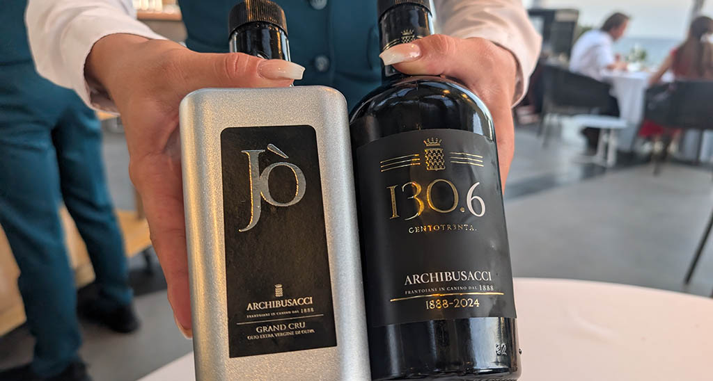 Fantastische Olivenöle zum Brot aus der hauseigenen Bäckerei. Foto: Carola Faber