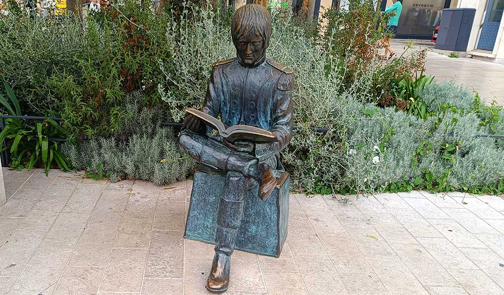 Studierender Feldherr: Statue Napoleons in Valence. Foto: Michael Schabacker