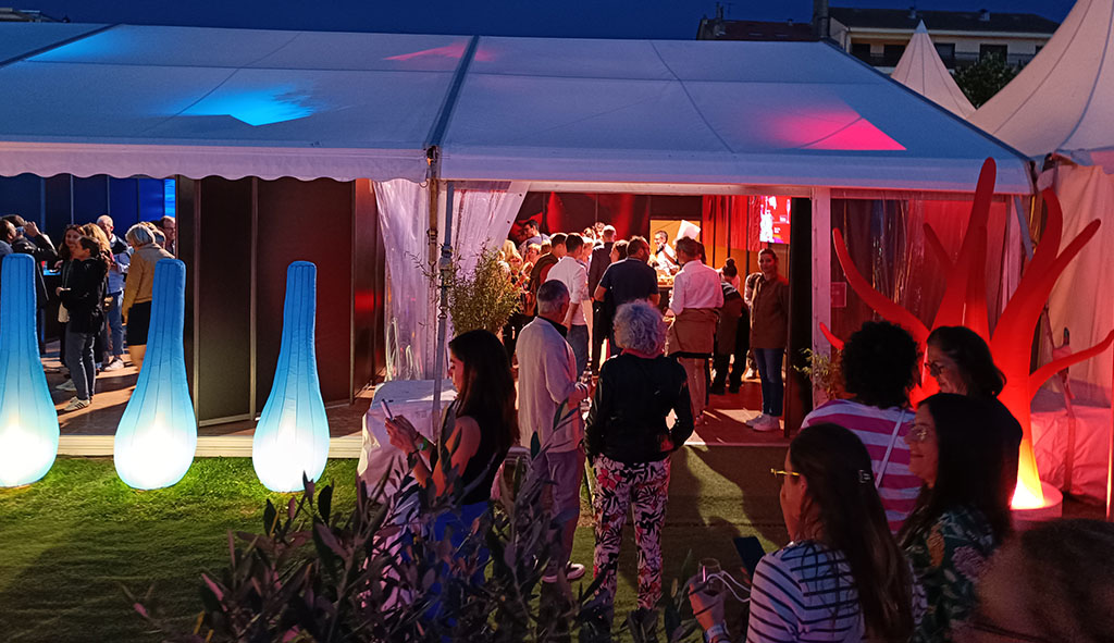 Andrang an den Food Stationen beim Festival. Foto: Michael Schabacker