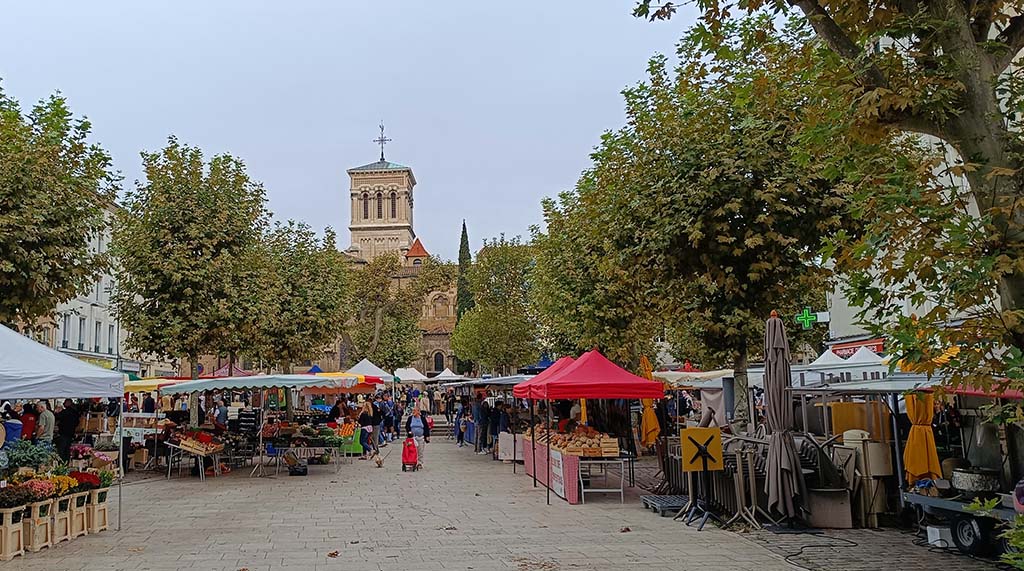 Der Markt vor der Cathédrale Saint-Apollinaire. Foto: Michael Schabacker