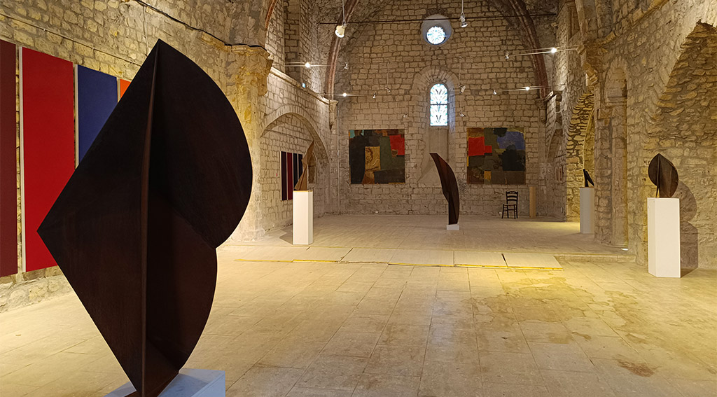 Ausstellung in der Kirche Église Sainte-Foy de Mirmande. Foto: Michael Schabacker