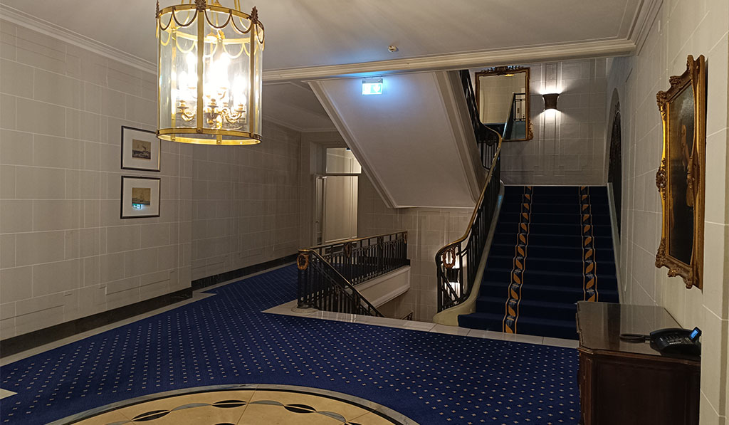 Das stilvolle Treppenhaus im Excelsior Hotel Ernst. Foto: Michael Schabacker