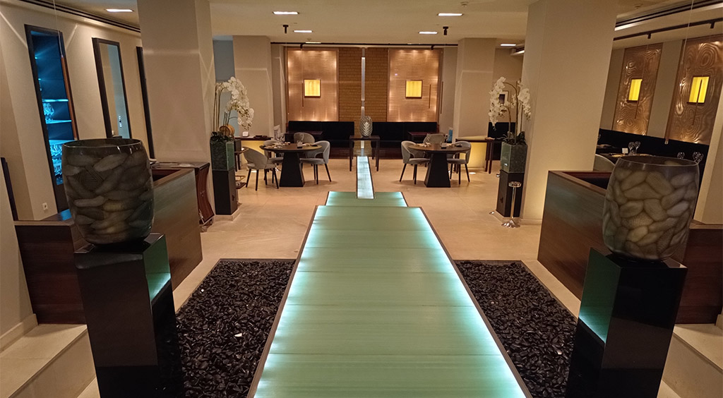 Das taku Restaurant: elegant, asiatisch puristisch. Foto: Michael Schabacker