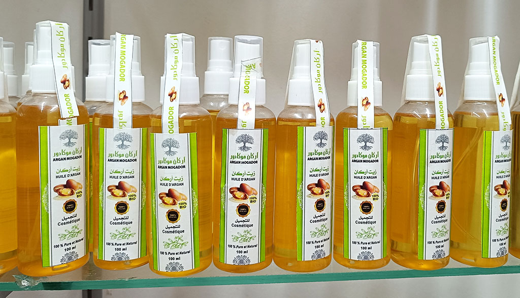 Arganöl wird in den Shops der Souks angeboten. Foto: Michael Schabacker