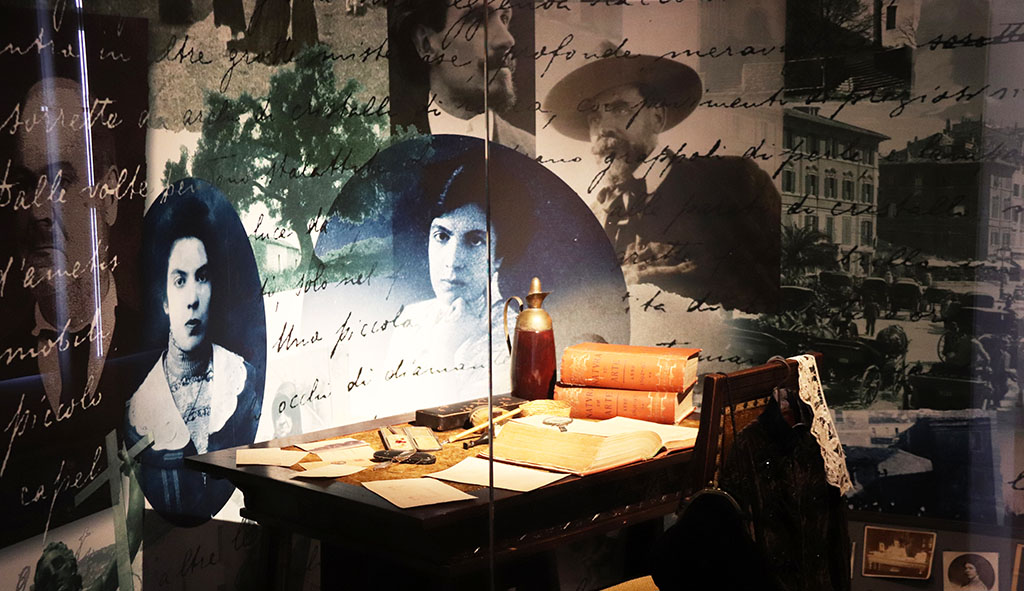 Im nachgestellten Arbeitszimmer der Autorin. Foto: Jürgen Sorges