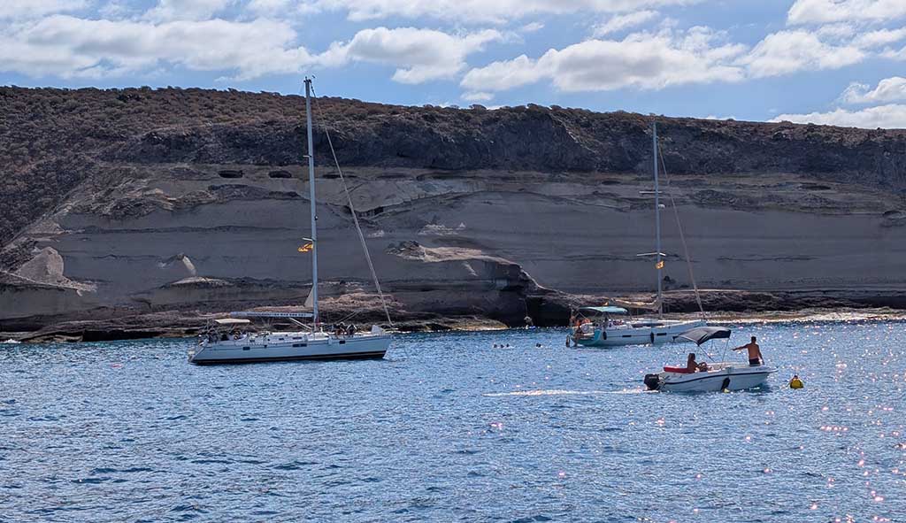 Mit dem Schiff unterwegs zu den Kurzflossen-Grindwalen. Foto: Carola Faber