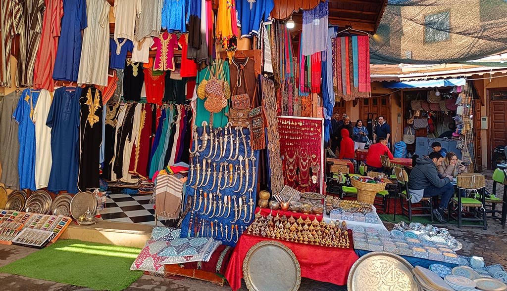 Die Händler präsentieren je nach ihren angebotenen Produkten die Ware wahrhaft farbenfroh... Foto: Michael Schabacker