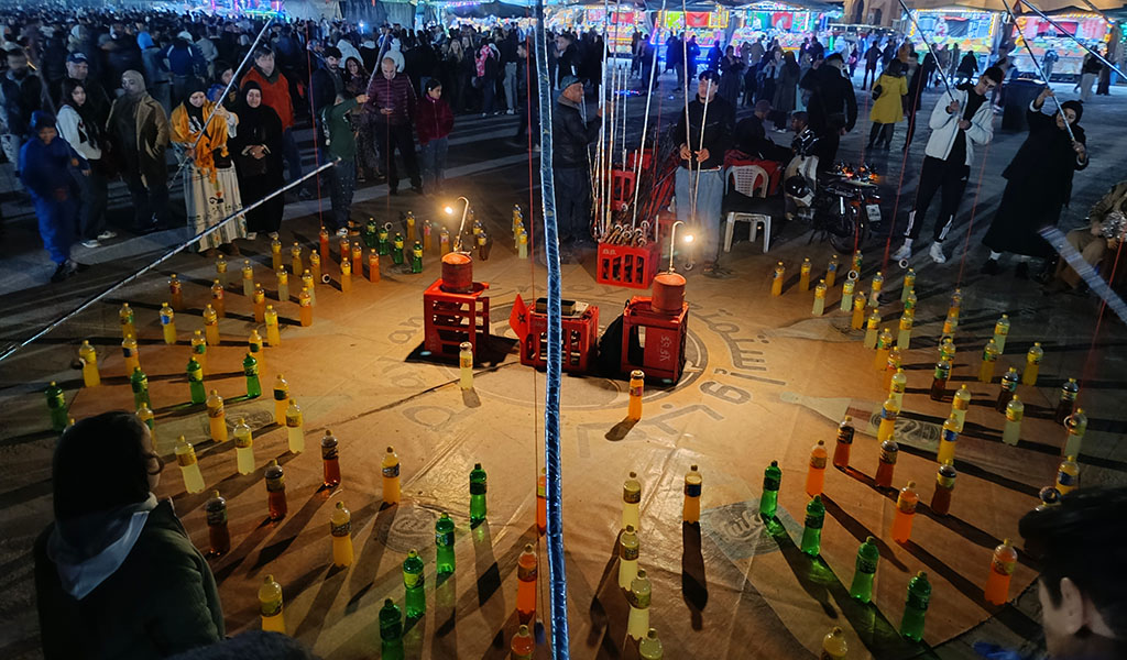 Abends erwacht die Stadt und der Djemaa el Fna wird Treffpunkt tausender Menschen. Foto: Michael Schabacker